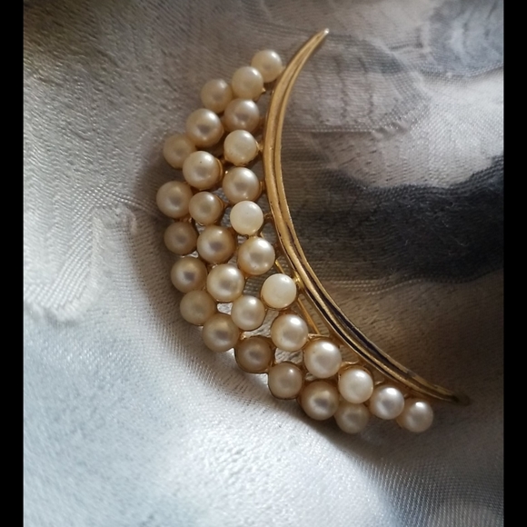 Pearl Crescent Goldtone Brooch Pin - Picture 15 of 16
